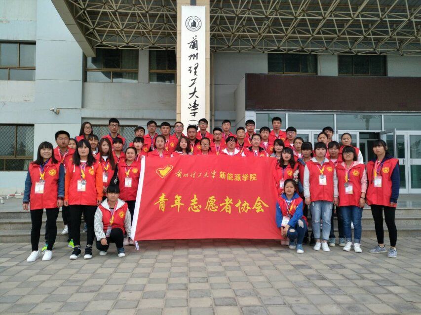 伟德1949官网青年志愿者参加酒泉市第三届“穿越戈壁走进花城湖”徒步活动