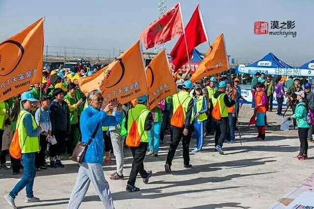 伟德1949官网青年志愿者参加酒泉市第三届“穿越戈壁走进花城湖”徒步活动