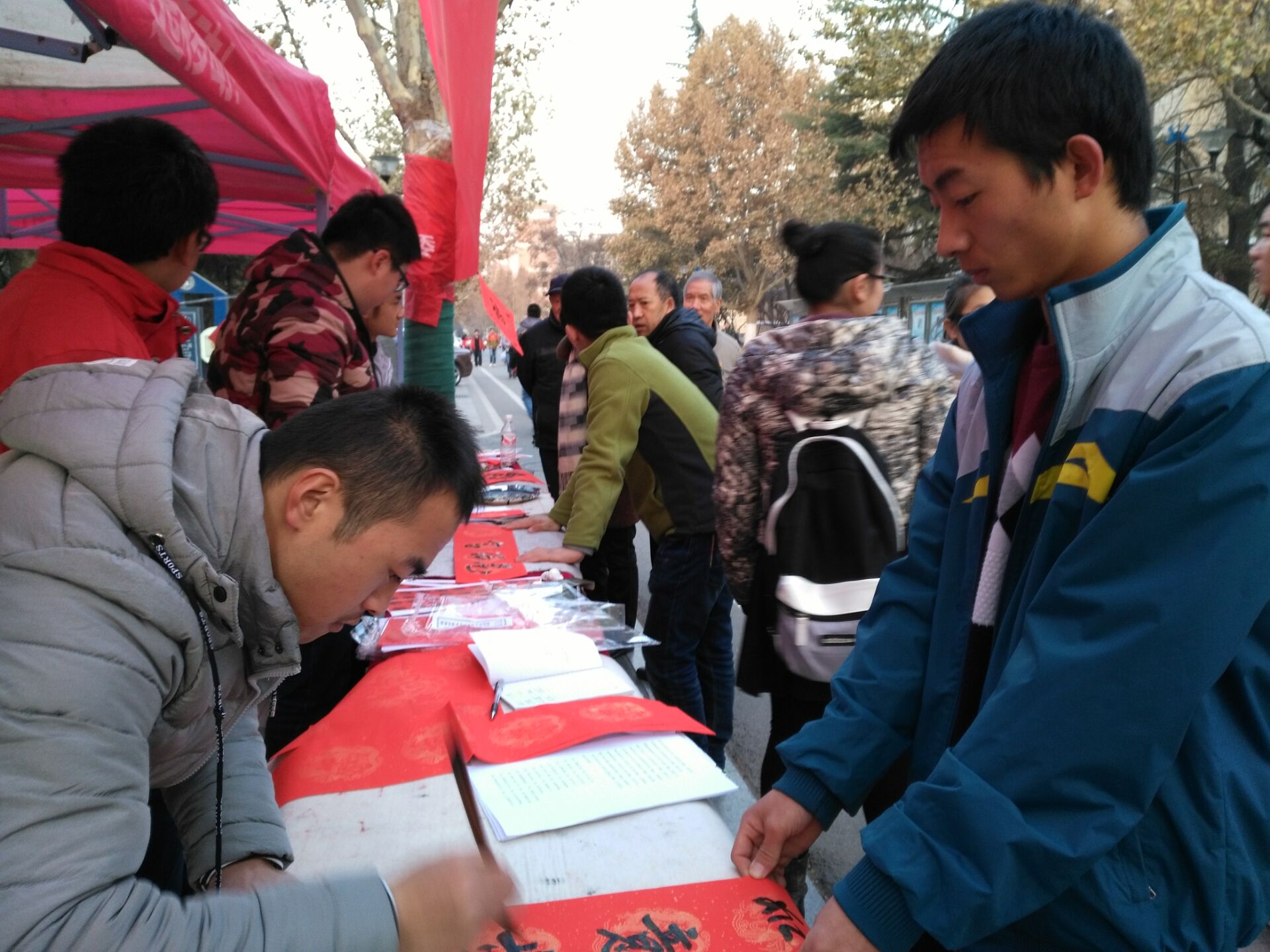 伟德1949官网举办“迎新年，送温暖，楹联春”活动